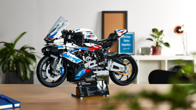 LEGO-Technic-BMW-M-1000-RR-1