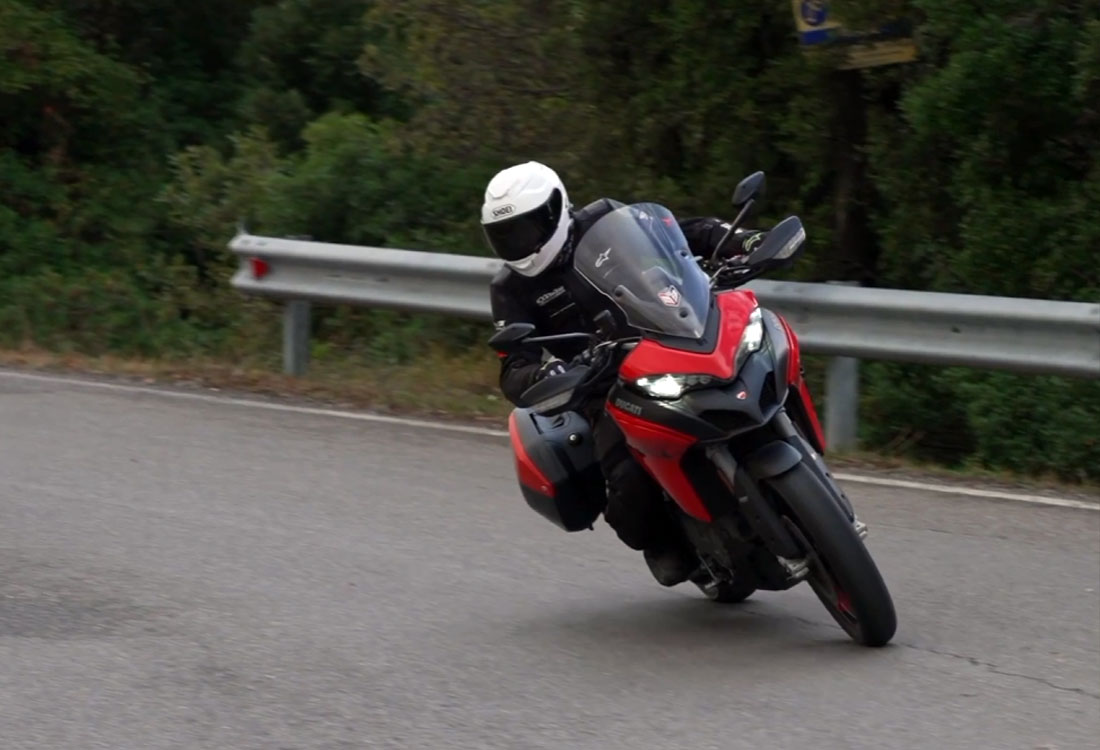 Ducati-Multistrada-V2-2022 οδηγηση σε επαρχιακο