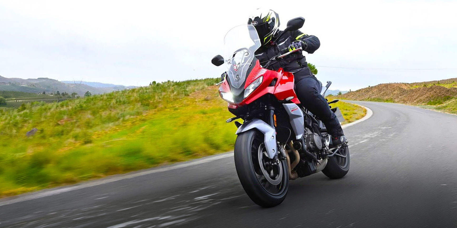 Triumph Tiger Sport 660 σε ορεινό δρόμο στην Πορτογαλία