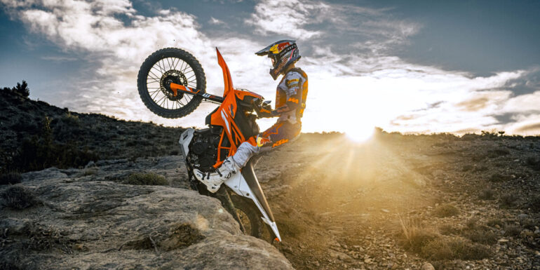 ΣΑΣ ΠΑΡΟΥΣΙΑΖΟΥΜΕ ΤΙΣ ΝΕΕΣ KTM 125 ENDURO R & KTM 390 ENDURO R