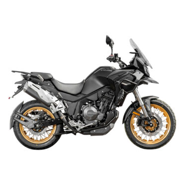 Πλαϊνή όψη της adventure μοτοσυκλέτας Cyclone RX600 με χρυσούς ακτινωτούς τροχούς και προστατευτικά κάγκελα.