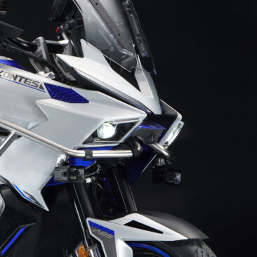 Εμπρός τμήμα ZONTES 703T με LED προβολέα, ενσωματωμένη κάμερα καταγραφής Full HD, προβολείς ομίχλης και προστατευτικά κάγκελα.