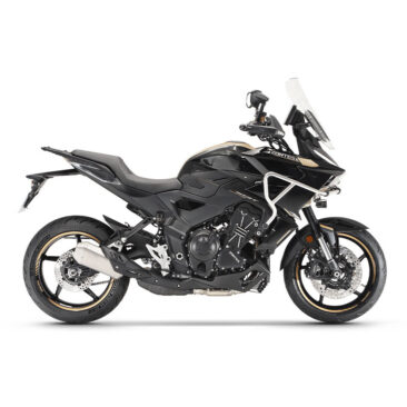 Η νέα τρικύλινδρη Sport Touring μοτοσυκλέτα ZONTES 703T σε απόχρωση Special Black από πλευρική όψη.