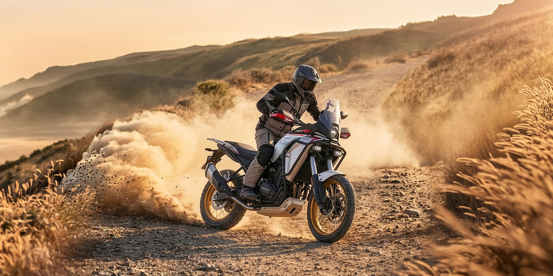 QJMotor SRT 450RX εν κινήσει σε χωμάτινο δρόμο