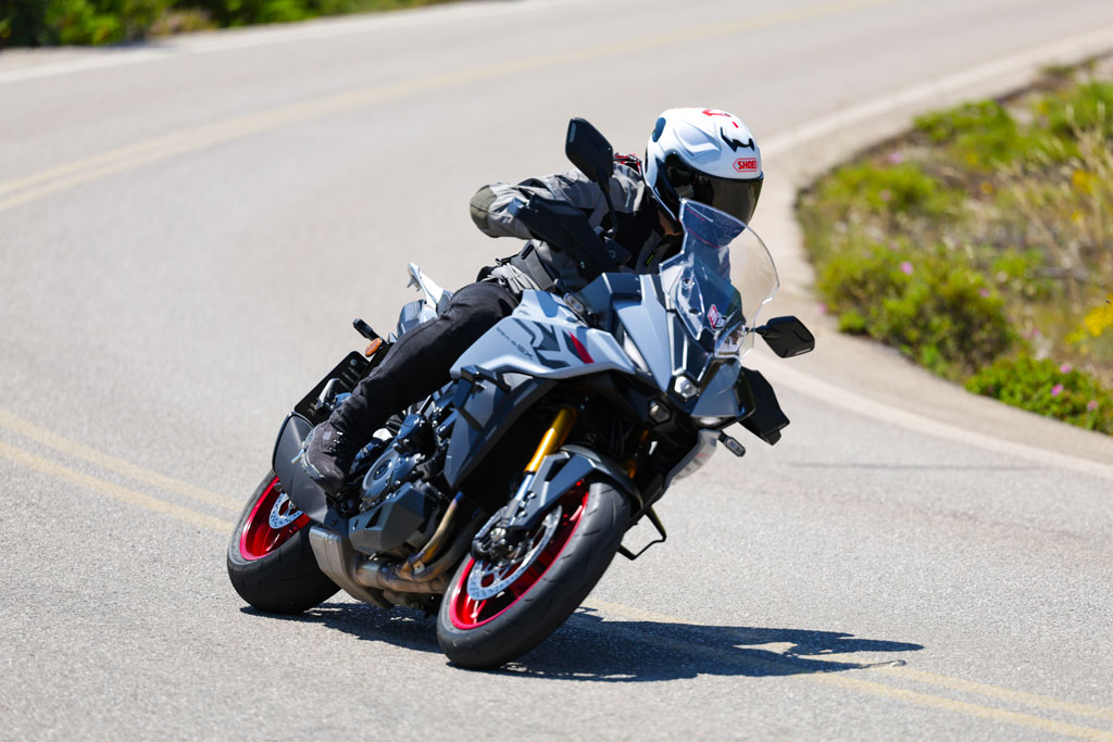Suzuki GSX-S1000GX 2026 σε κλίση σε στροφή ορεινού δρόμου κατά τη δοκιμή