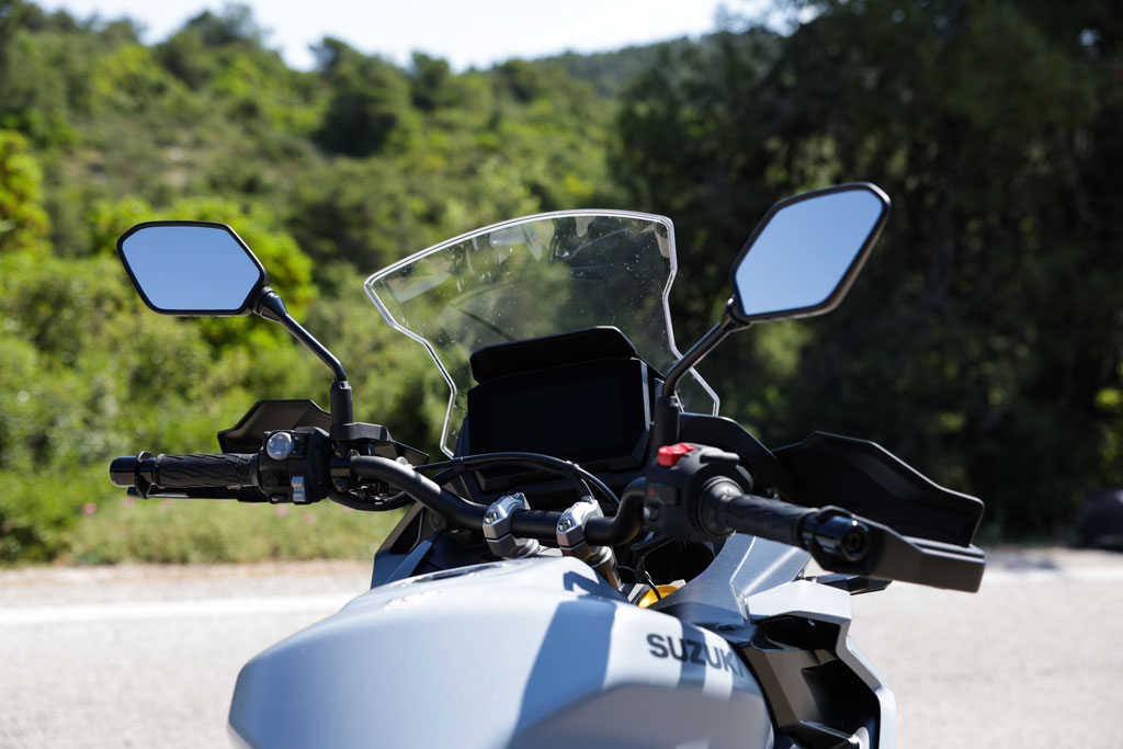 Τιμόνι, καθρέπτες και ζελατίνα της GSX-S1000GX με την οθόνη TFT
