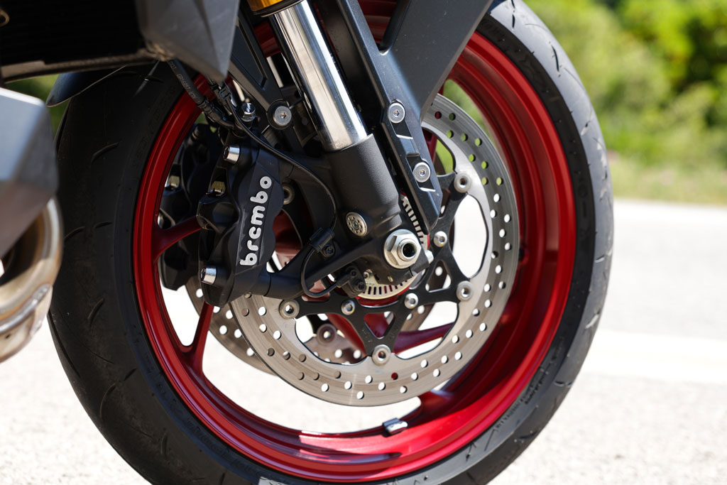 Ακτινική δαγκάνα Brembo και δίσκος 310 χλστ. σε κόκκινο τροχό της GSX-S1000GX