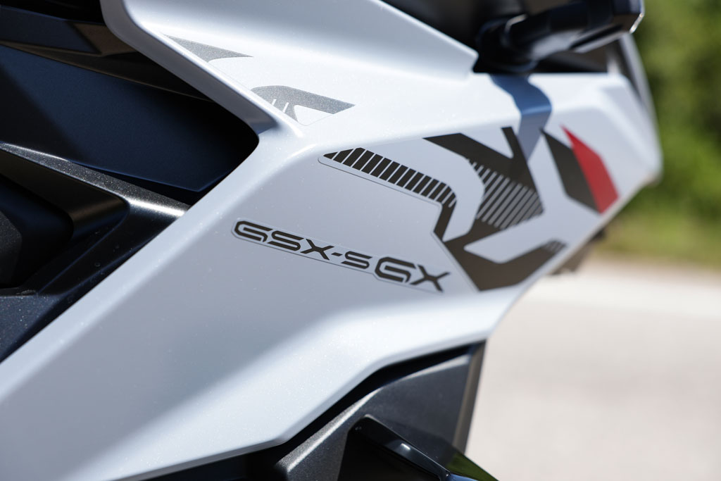 Λογότυπο GSX-S GX στο πλαϊνό φαίρινγκ σε λευκό, μαύρο και κόκκινο