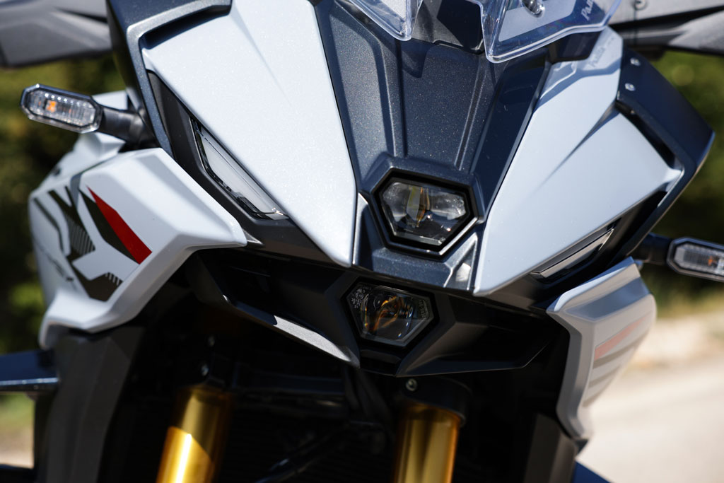 Suzuki GSX-S1000GX 2026 μπροστινό μέρος με LED φανάρια και χρυσά καλάμια πιρουνιού