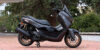 Yamaha NMAX 155 Tech MAX σε πλαϊνή λήψη με χάλκινους τροχούς 13 ιντσών