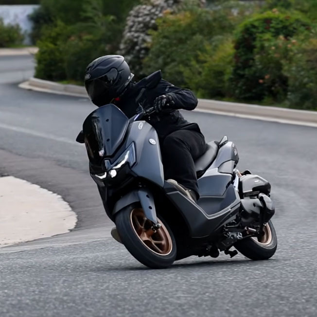 Yamaha NMAX 155 Tech MAX σε κλίση σε στροφή κατά τη δοκιμή