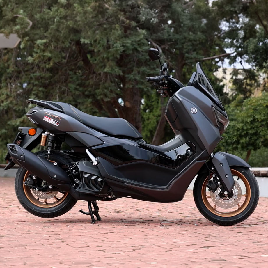 Yamaha NMAX 155 Tech MAX σε πλαϊνή λήψη με χάλκινους τροχούς 13 ιντσών
