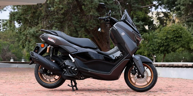 Yamaha NMAX 155 Tech MAX 2026 σε ματ γκρι με χάλκινους τροχούς, σε πλαϊνή λήψη