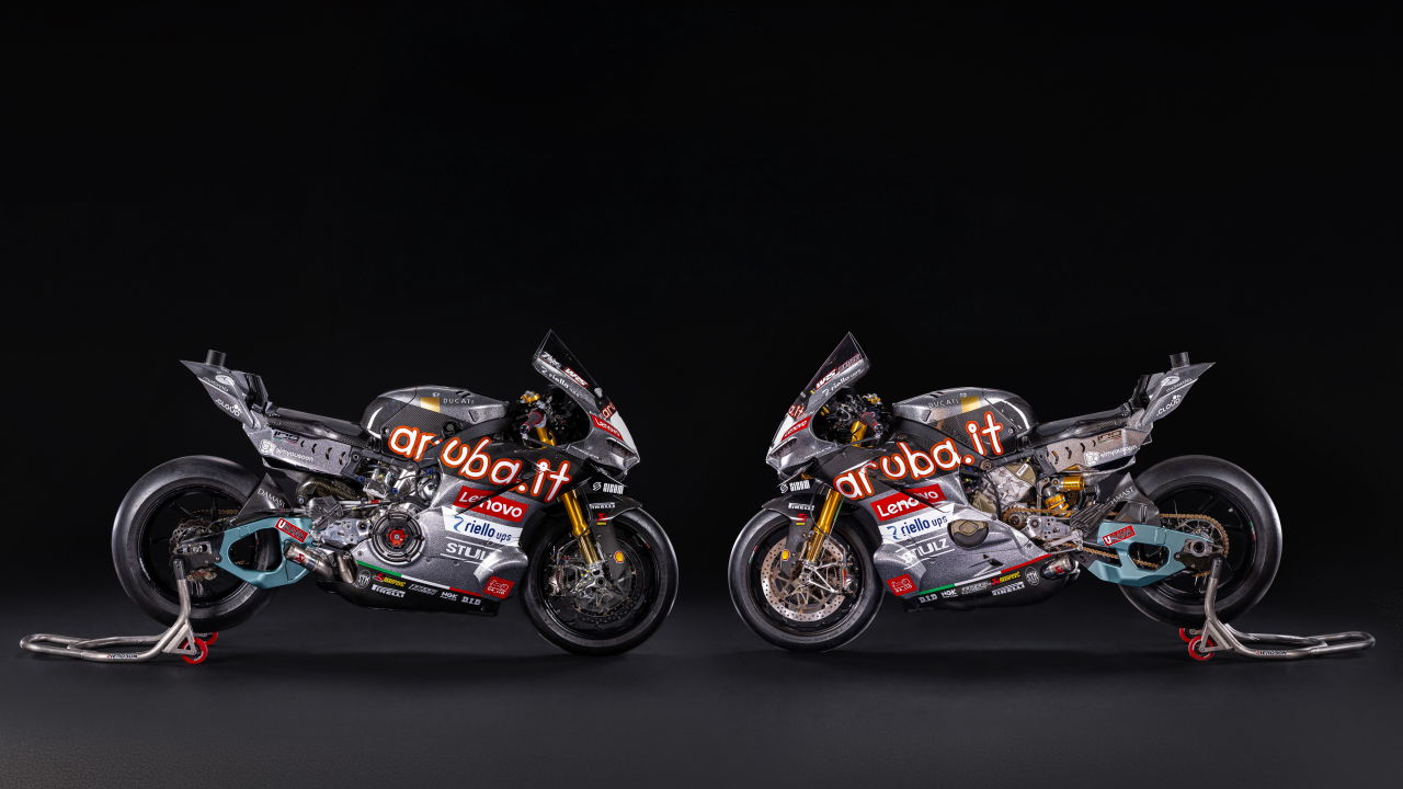 Ducati Panigale V4 R της Aruba.it Racing με ασημί livery στο Jerez