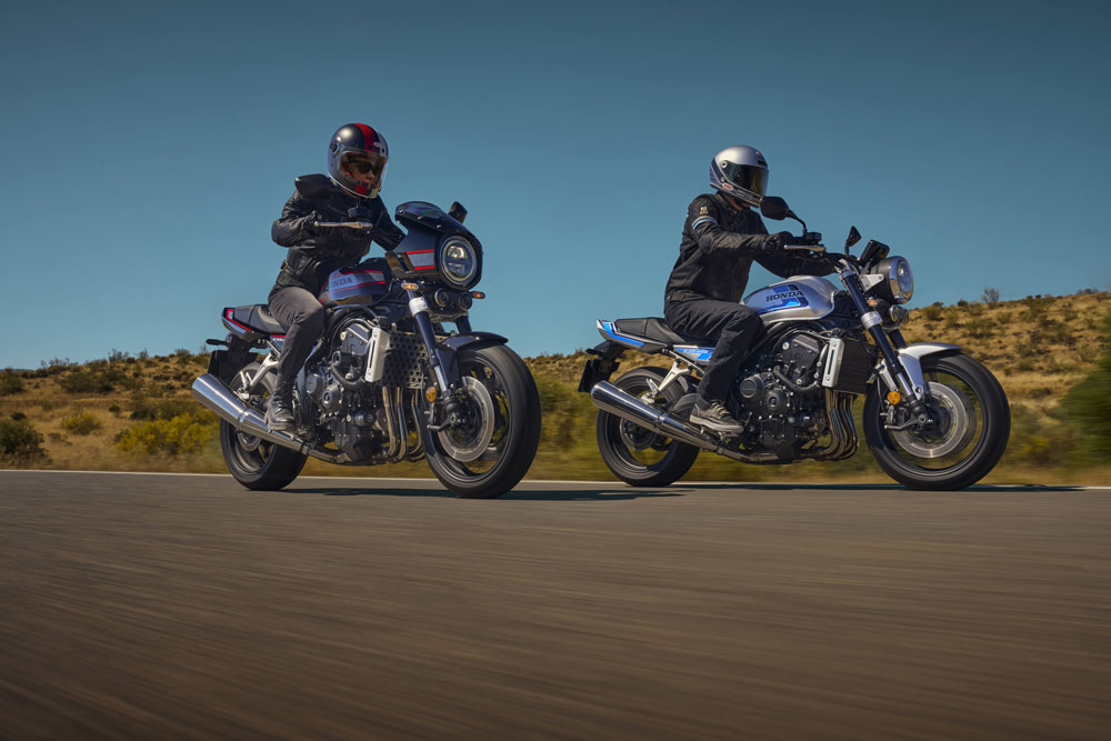 Honda CB1000F σε ασημί-μπλε και σκούρα έκδοση με μάσκα φαναριού, δύο αναβάτες σε ανοιχτό δρόμο