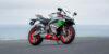 Aprilia RS 660 Phillip Island Tribute σε λευκό με πράσινα γραφικά και κόκκινους τροχούς