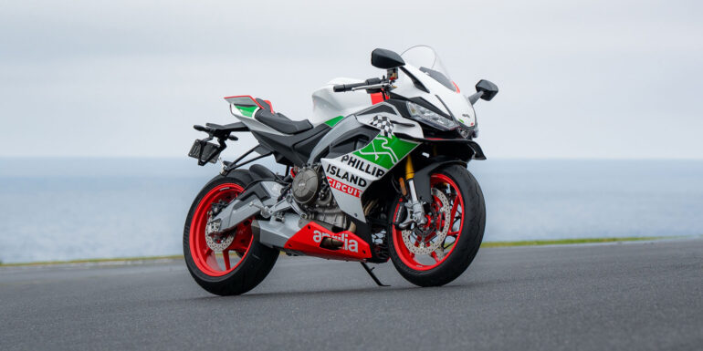 Aprilia RS 660 Phillip Island Tribute σε λευκό με πράσινα γραφικά και κόκκινους τροχούς