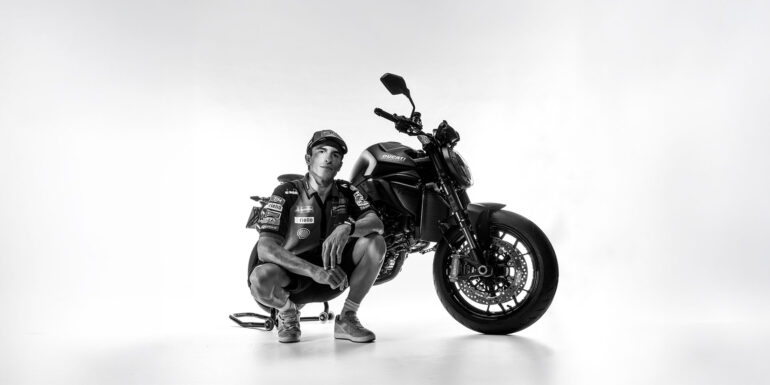 Η Ducati Monster Dark σε ματ μαύρο χρώμα Dark Stealth με τον Marc Marquez