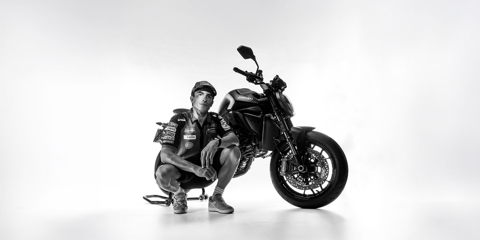 Η Ducati Monster Dark σε ματ μαύρο χρώμα Dark Stealth με τον Marc Marquez
