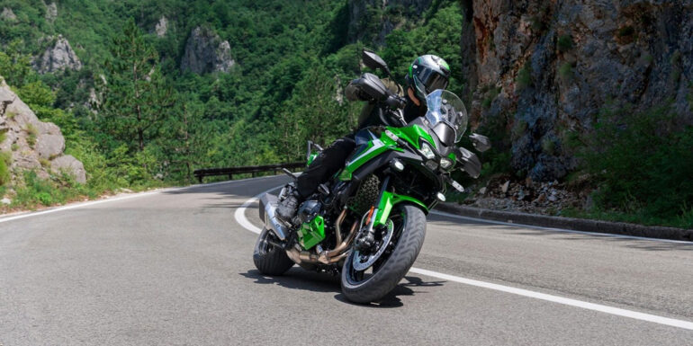 Η νέα Kawasaki Versys 900 SE LT ABS 2027 με σύστημα ARAS
