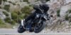 Honda CB750 Hornet E-Clutch σε στροφή σε ορεινό δρόμο, με αναβάτη με μαύρο εξοπλισμό