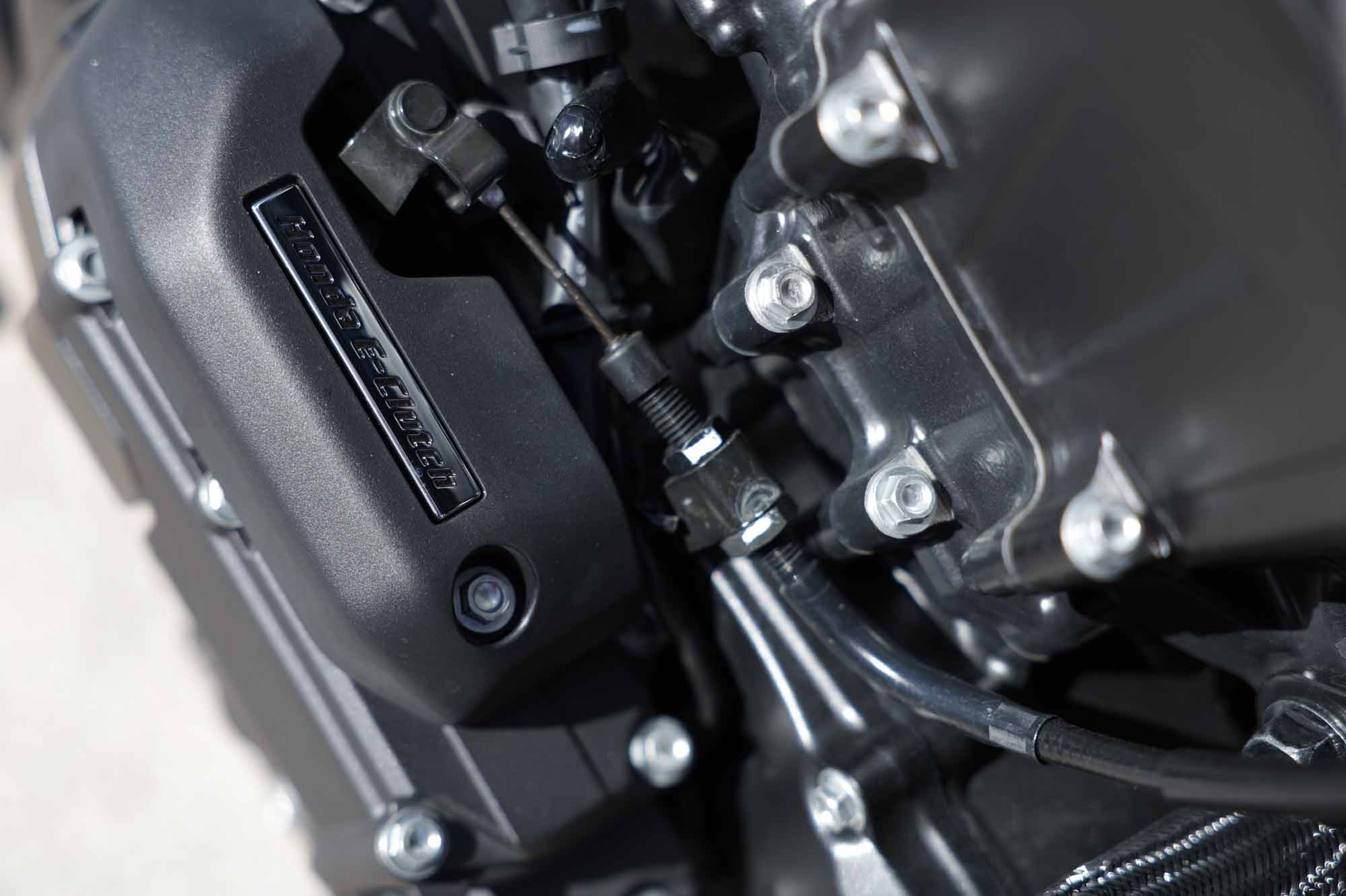 Honda CB750 Hornet E-Clutch, το καπάκι του συστήματος E-Clutch στη δεξιά πλευρά του κινητήρα