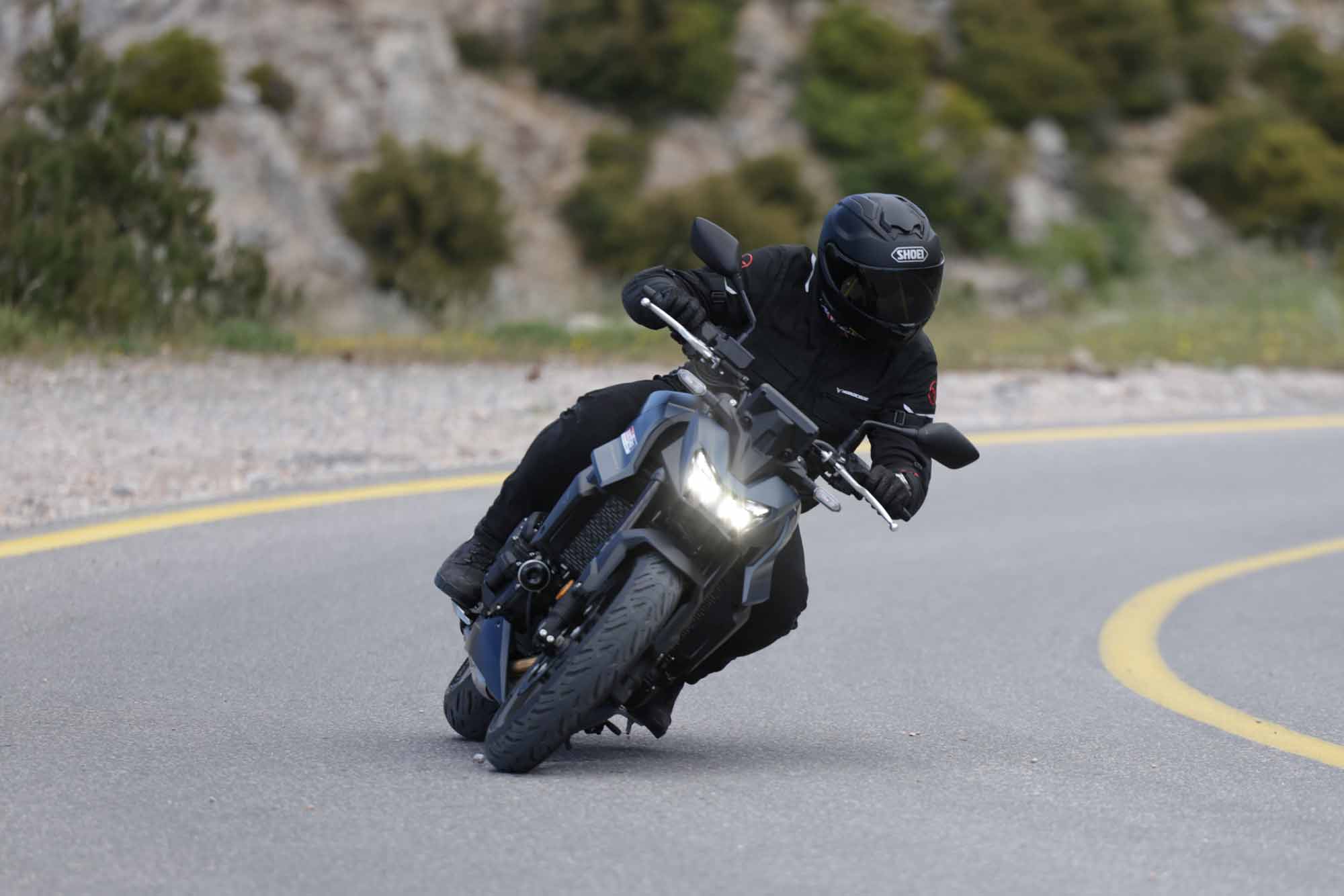 Honda CB750 Hornet 2026 με E-Clutch σε δρόμο, πλαϊνή λήψη