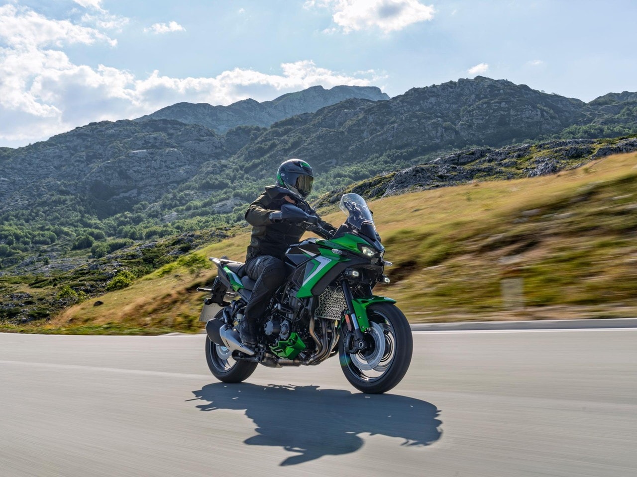 Η νέα Kawasaki Versys 900 SE LT ABS 2027 με σύστημα ARAS