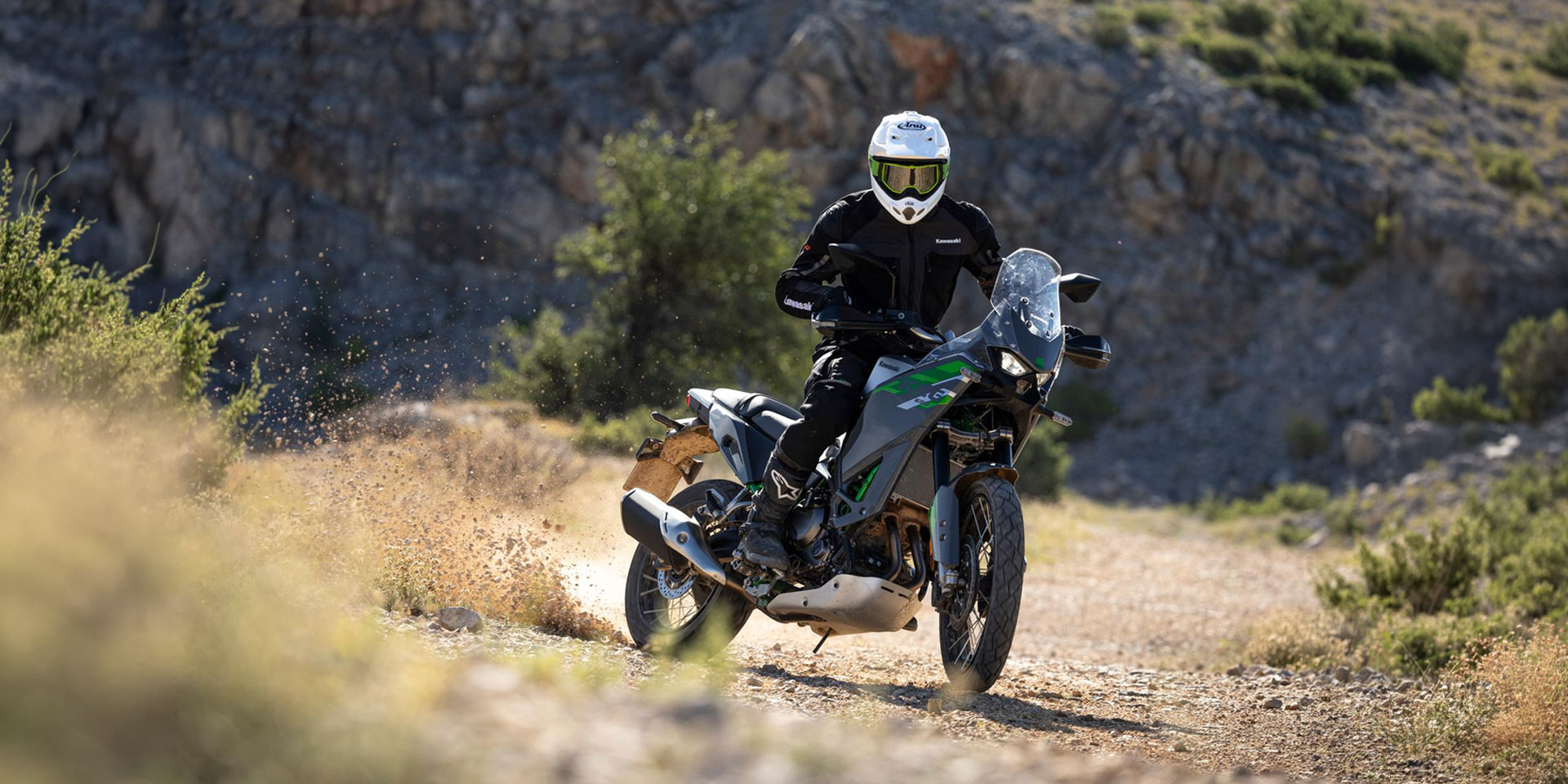 Kawasaki KLE650 2027 με ακτινωτό τροχό 21 ιντσών σε χωματόδρομο