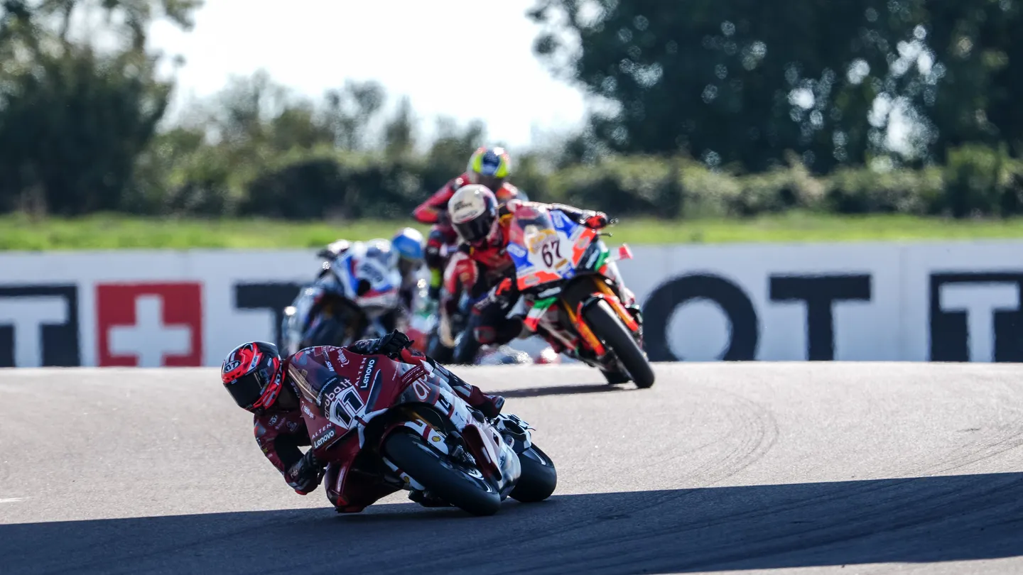 WorldSBK Estoril: ο πρωταθλητής Nicolo Bulega με την Aruba.it Racing Ducati #11 μπροστά από το γκρουπ