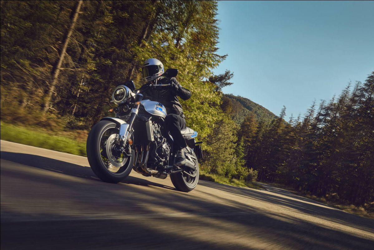Honda CB1000F εν κινήσει σε ορεινό δρόμο μέσα από δάσος