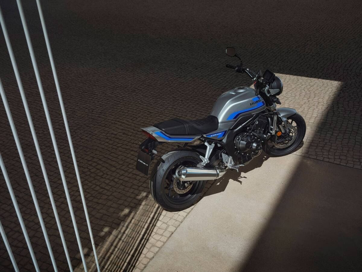 Honda CB1000F σε ασημί με μπλε ρίγες, σταθμευμένη σε πλακόστρωτο, με το ρεζερβουάρ και τη σέλα σε μία ενιαία γραμμή