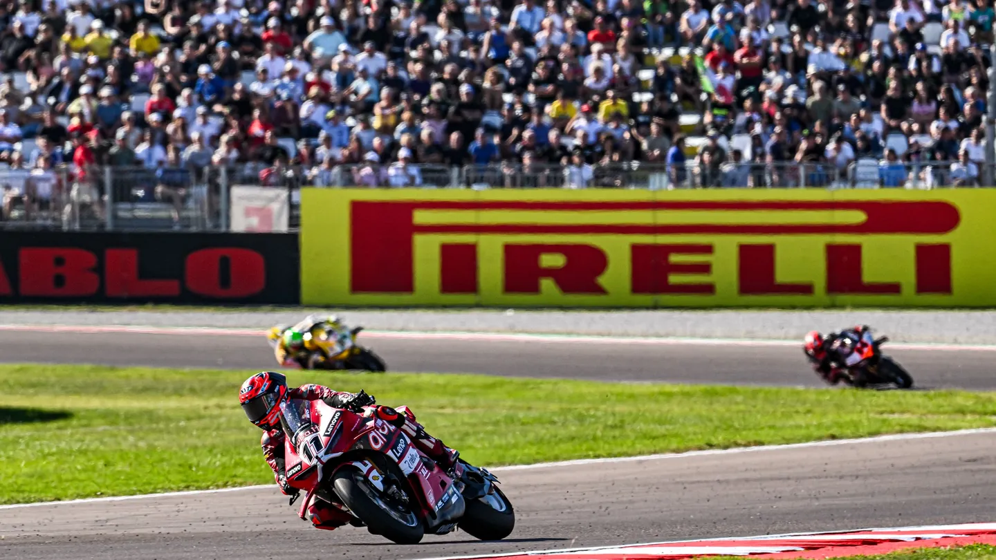 WorldSBK Estoril: ο Nicolo Bulega με την Ducati #11 μπροστά από γεμάτες κερκίδες