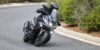 Δοκιμή Voge SR450X σε κλίση σε στροφή, με αναμμένους προβολείς LED και βοηθητικά φώτα