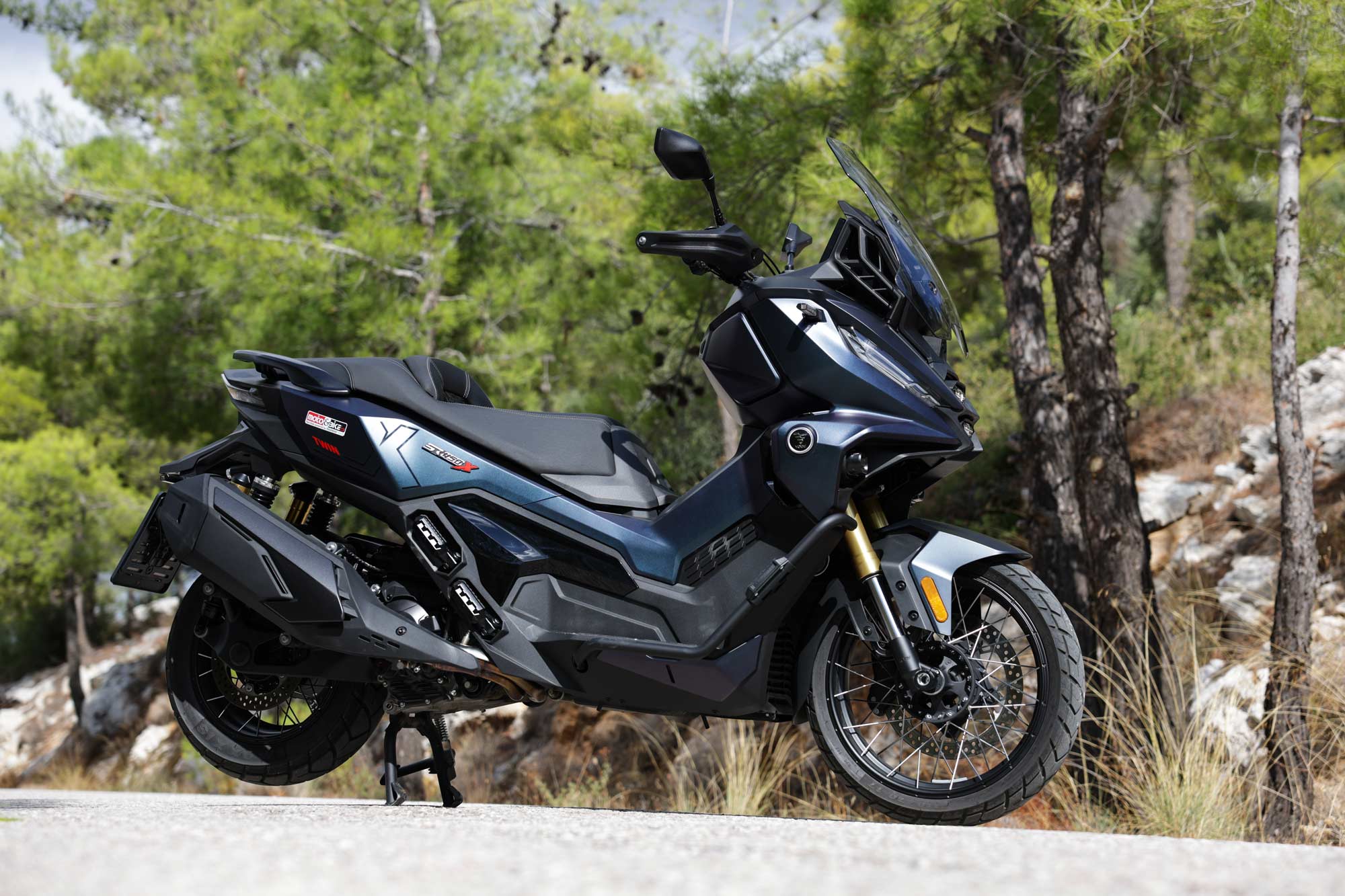 Voge SR450X adventure scooter στο κεντρικό σταντ σε ορεινό δρόμο με πεύκα
