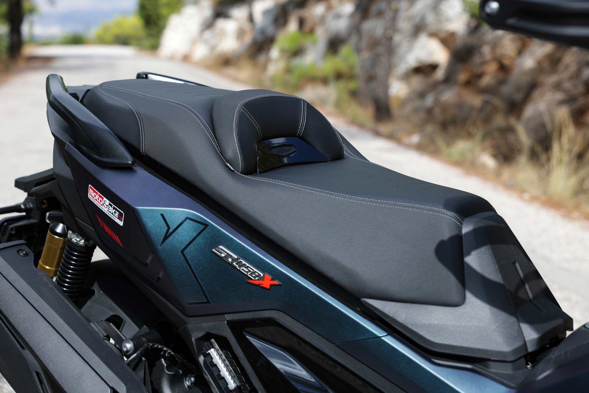 Voge SR450X σέλα δύο επιπέδων με στήριγμα μέσης αναβάτη