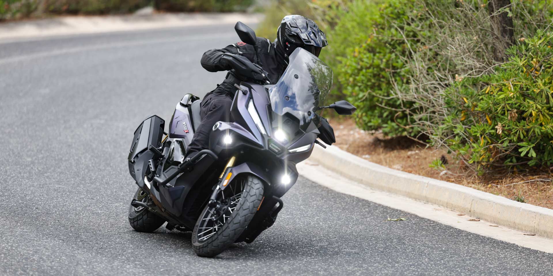 Δοκιμή Voge SR450X σε κλίση σε στροφή, με αναμμένους προβολείς LED και βοηθητικά φώτα