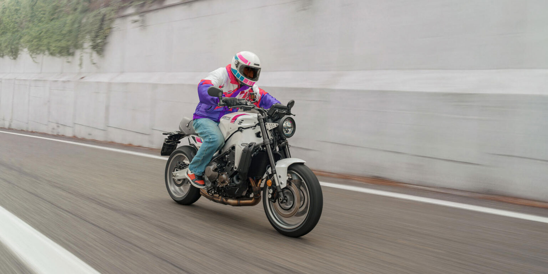 Yamaha XSR900 2027 σε χρώμα Neon White δίπλα στην XSR900 GP Legend Blue